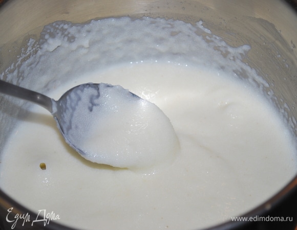 Манную крупу варите в течение примерно 7 минут, непрерывно помешивая. Добавьте соль (совсем немного) по вкусу. Остудите.