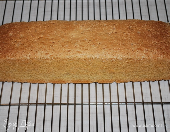 Бисквит готов. Дайте ему немного остыть и достаньте из формы.
