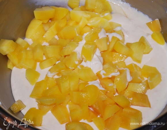 Персики нарежьте на небольшие кусочки и соедините с творожной массой.