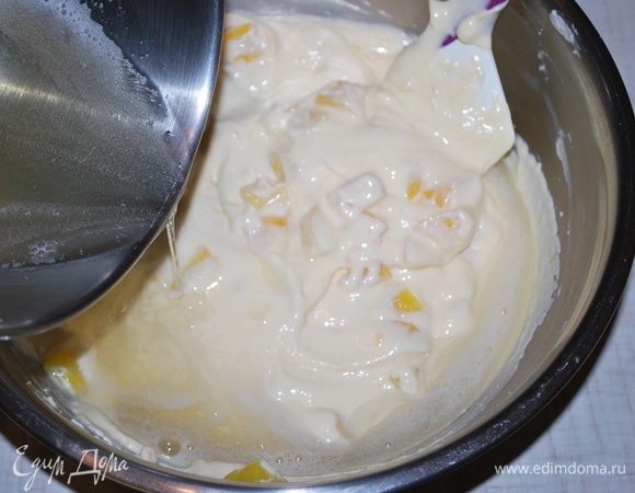 Набухший желатин подогрейте до полного растворения крупинок (до кипения не доводите) и соедините с творожным кремом. Перемешайте хорошо все вместе.