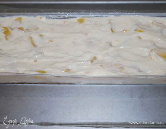 На бисквит выложите большую часть творожного суфле (оставьте немного для верха), выровняйте и сверху положите второй корж бисквита, пропитайте его сиропом и сверху выложите остаток суфле. Выровняйте. Уберите в холодильник на час для стабилизации суфле. Суфле получается очень нежным, никаких манных крупинок не чувствуется, за счет манной крупы появляется сливочный вкус и бархатистая структура.