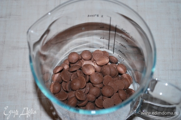 Я украсила шоколадной глазурью. Шоколад растопите в микроволновой печи в несколько этапов по 30 секунд, чтобы не перегреть шоколад.