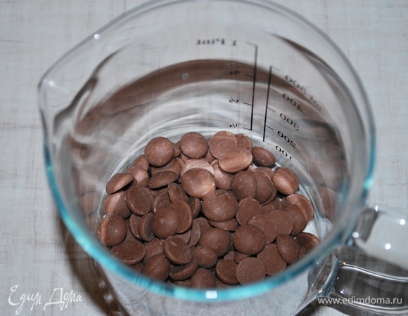 Я украсила шоколадной глазурью. Шоколад растопите в микроволновой печи в несколько этапов по 30 секунд, чтобы не перегреть шоколад.