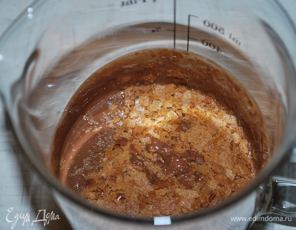 В растопленный шоколад добавьте растительное масло без запаха и вафельную крошку. Перемешайте. Украсьте десерт глазурью. Уберите в холодильник на 30–40 минут.