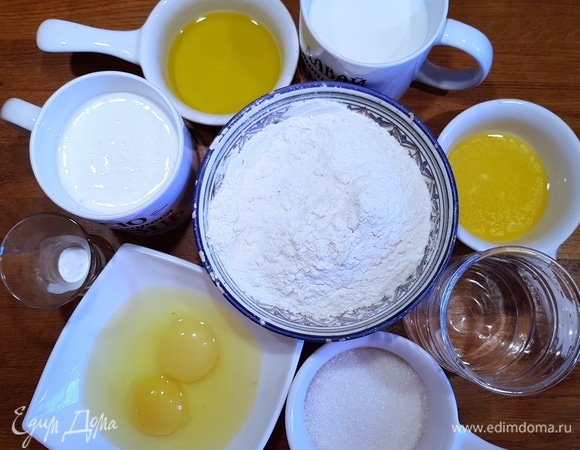 Подготавливаем продукты. Молоко должно быть теплым, сливочное масло нужно растопить.