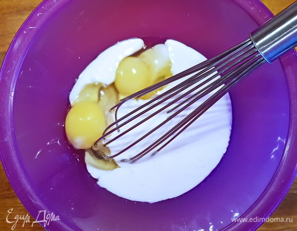 В глубокой миске смешиваем по порядку яйца, сахар, соль, кефир. Перемешиваем венчиком.