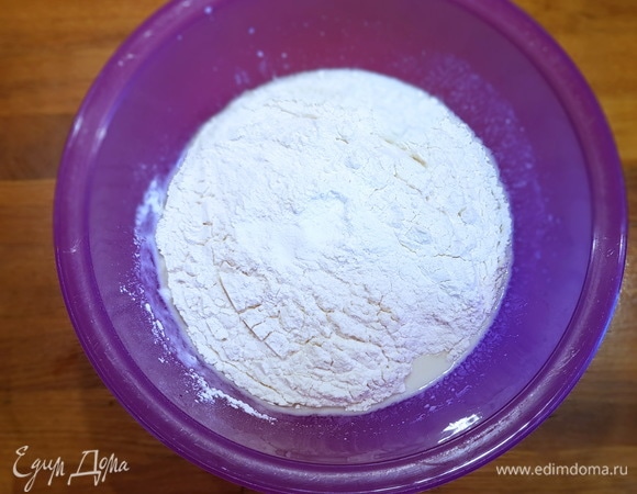 Добавляем муку и соду, все хорошо перемешиваем. Мы специально вводим сначала муку, а затем — молоко, так лучше разбиваются комочки. В конце у вас получится идеально гладкая масса.