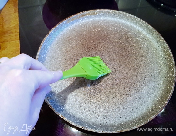 Включаем плиту, огонь выше среднего (у меня 7-ой из 9-ти режимов). И хорошо разогреваем сковородку. Перед выпеканием смазываем ее сливочным маслом.