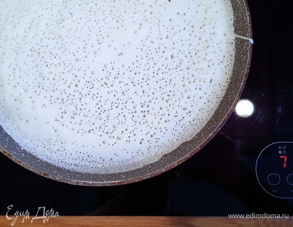 Разливаем тесто с помощью половника. Вот такое тоненькое и дырчатое тесто получается.