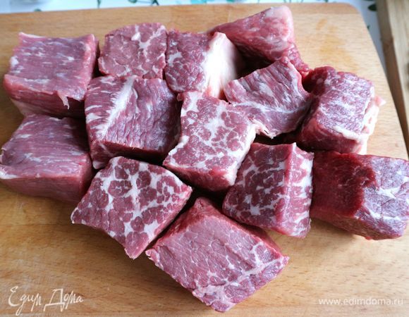 Духовку разогреть до 180°C. Мясо нарезать на крупные куски.