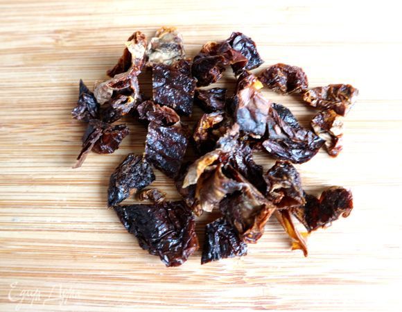 Вяленые помидоры нарезать на кусочки, добавить в жаровню к мясу. Неплотно закрыть крышкой жаровню, оставив щель, чтобы был выход для пара. Поставить жаровню в духовку на 3 часа 30 минут. Через 20–30 минут после начала приготовления в духовке температуру снизить до 165°C. Один-два раза проверить, как идет процесс приготовления. На поверхности жидкости дожны быть совсем легкие пузырьки, перемешать. Выключить огонь, жаровню вынуть из духовки. У вас должны получиться густой насыщенный соус и мягкое ароматное мясо.