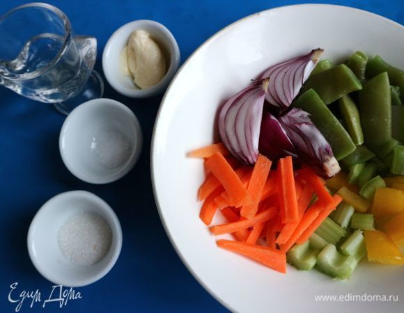 Приготовить овощи в легкой карамели. Овощи почистить, нарезать: морковь — брусочками, сельдерей и перец — небольшими кусочками, лук нарезать дольками таким образом, чтобы в каждой дольке присутствовала близкая к корневой системе часть, тогда лук при приготовлении не будет распадаться.