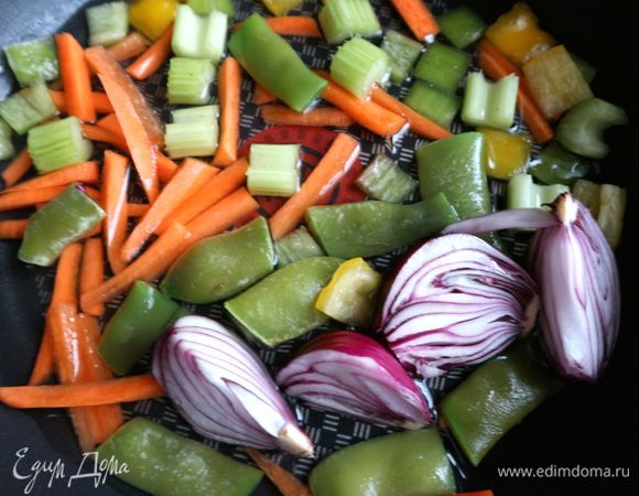 На сковороду поместить овощи в один слой. Залить водой таким образом, чтобы овощи были закрыты наполовину.