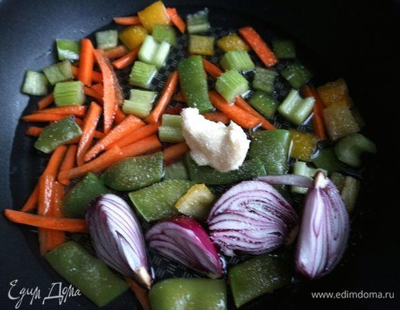 Добавить сливочное масло, сахарный песок, посолить. Поставить на средний огонь (ни маленький, ни большой огонь для этого процесса не подходят), накрыть крышкой. Через 15 минут проверить овощи. Добавить вино. Еще требуется пара минут до готовности.