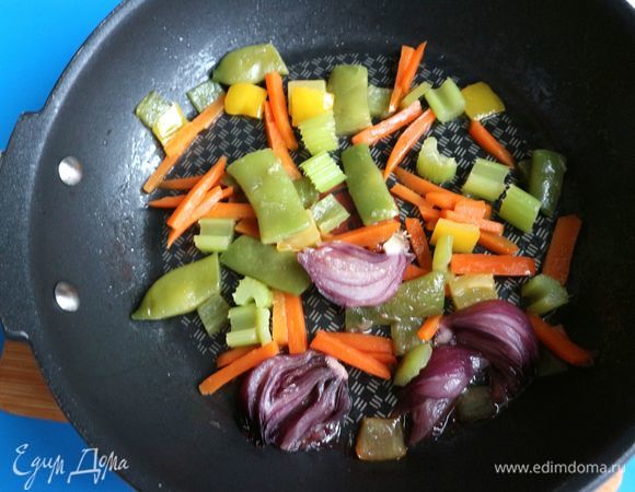 Жидкость выпарилась, овощи покрылись легкой карамельной корочкой.