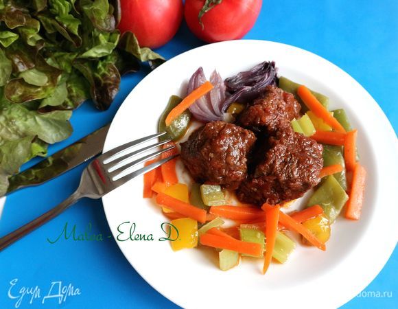 К мясу в винном соусе подать овощи в легкой карамели. Приятного аппетита!