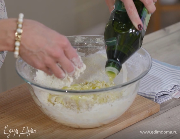 Дрожжи и щепотку сахара растворить в 150 мл теплой воды, всыпать через сито 300 г муки и перемешать руками, затем добавить соль, 2–3 ст. ложки оливкового масла и вымесить тесто.