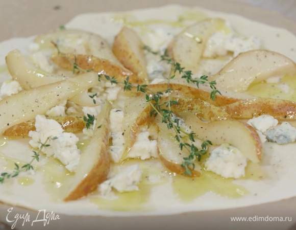 Выложить тесто на бумагу для выпечки, сбрызнуть оливковым маслом, сверху разложить поломанную руками горгонзолу и ломтики груш, украсить все веточками тимьяна, сбрызнуть оставшимся оливковым маслом и поперчить.