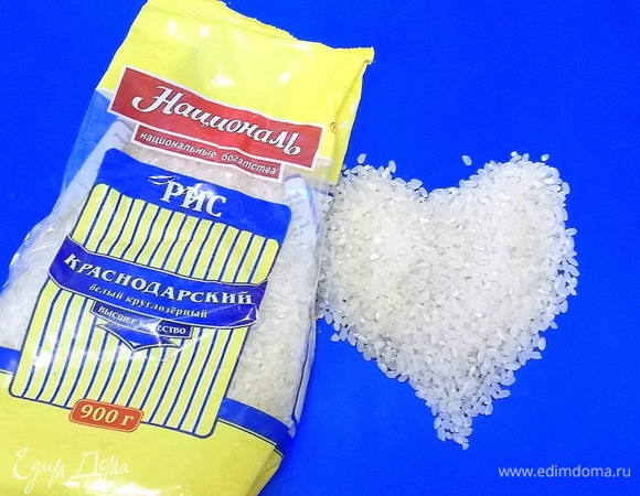 Для рисового пудинга нужен круглозерный рис, который обычно используем для каши. И для этого прекрасно подойдет рис «Краснодарский» ТМ «Националь». Отмеряем нужное количество, промываем и обсушиваем бумажным полотенцем. Сразу замачиваем изюм в теплой воде и оставляем на 10 минут.