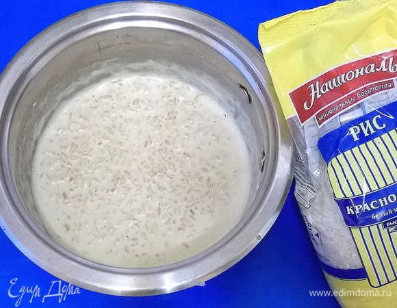 Влить молоко, довести до кипения и варить при медленном кипении 5–7 минут.