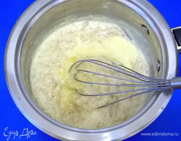 Разделить яйца на желтки и белки. Желтки взбить с сахаром в пышную массу и ввести в рисовую массу, все время мешая. Если любите сладкое, увеличьте количество сахара.