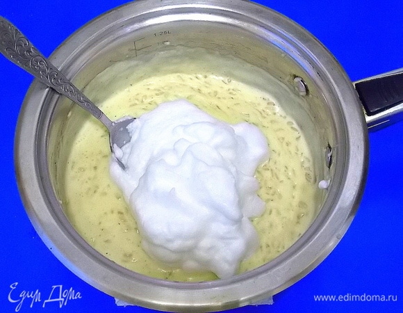 Изюм отжать и положить в рисовую массу. Взбить белки в пышную массу и аккуратно ввести к рису. Осторожно перемешать.