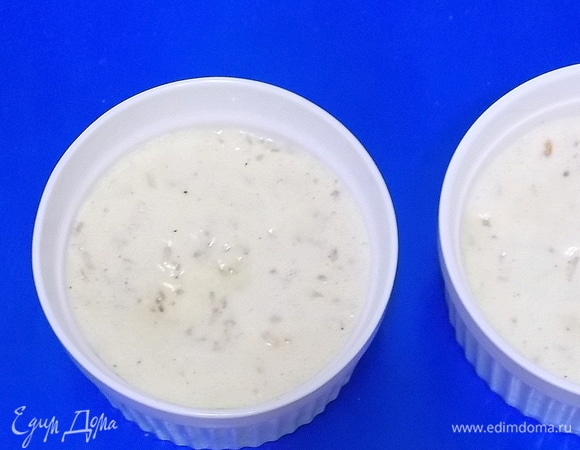 Рамекины смазать маслом и выложить в них массу.