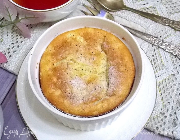 Выпекать при 170°C в течение 30 минут. Корочка должна стать золотистой. Можно посыпать сахарной пудрой и подавать. У меня сахарная пудра с натуральной ванилью, отсюда и черные крошки на фото. В холодном виде он тоже ничуть не хуже.