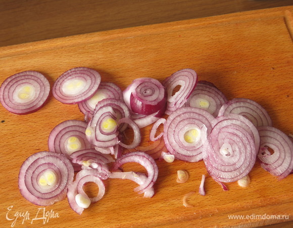 Нарезаем небольшую красную луковицу.