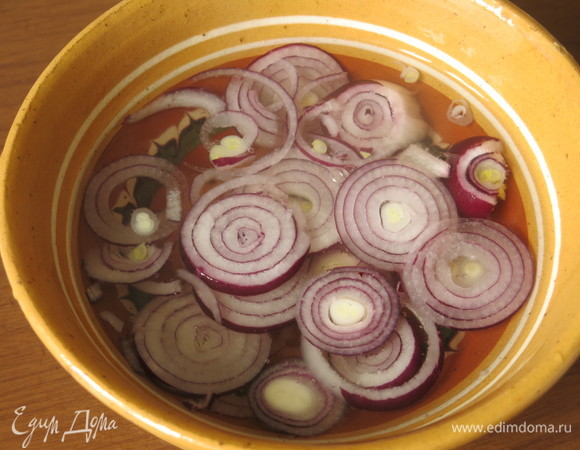 Заливаем лук кипятком, выдерживаем 3–5 минут.