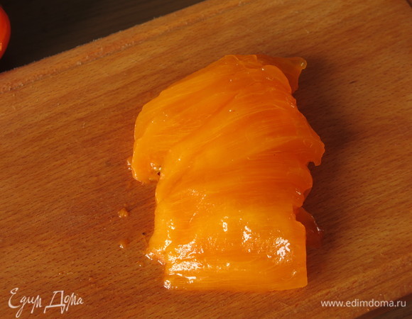 Нарезаем хурму дольками.