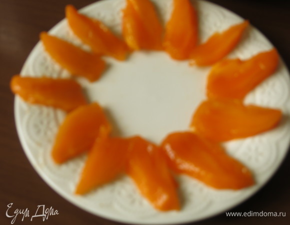 Выкладываем лепестками хурму на тарелку.