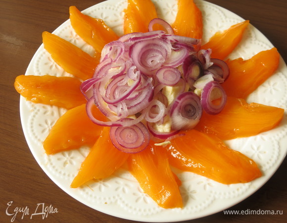 Сверху кладем лук.