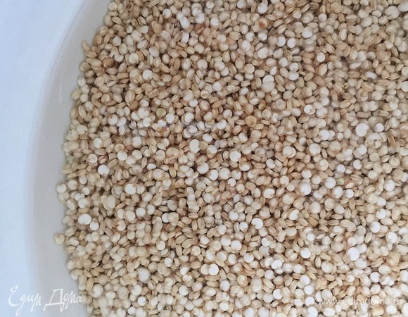Киноа высыпать в маленькую кастрюлю, залить водой в соотношении 1:2. Поставить на сильный огонь. Когда вода закипит, убавить огонь, накрыть крышкой и варить на медленном огне 15 минут. Киноа при варке значительно увеличивается в размерах. Из 40 г выходит 120 г (в начале января готовила киноа в гостях, и там отсутствовала маленкая кастрюля, варила в большой. На 40 г киноа воды потребовалось в соотношении 1:3).