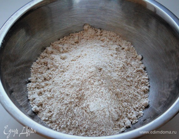 В чашу насыпать овсяную муку.