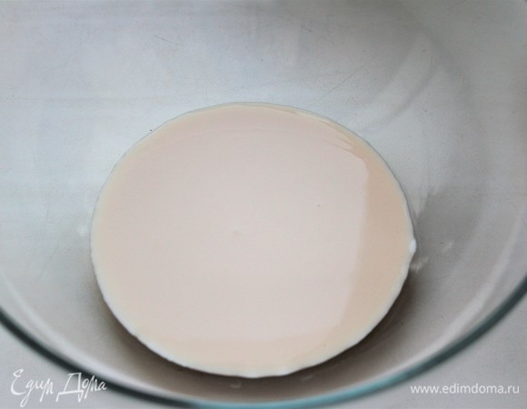 В другую чашу налить ряженку (можно заменить на йогурт).