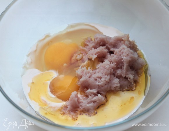 Добавить два куриных яйца, сливочное масло и индейку. Перемешать.