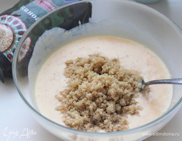 Добавить киноа в чашу с жидкой массой. Перемешать.