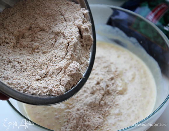 Всыпать сухие ингредиенты. Соединить.