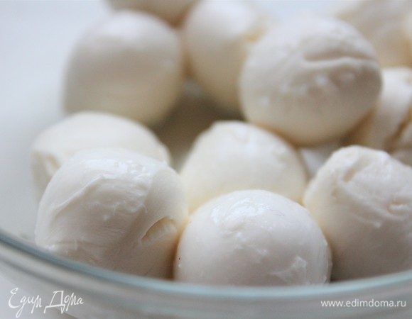 Подготовить шарики моцареллы (без рассола).