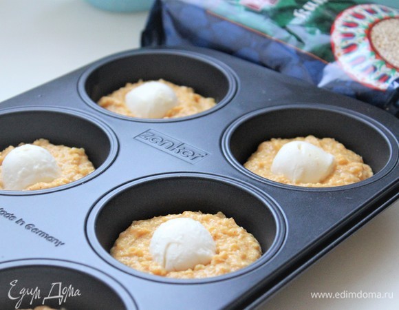 Заполнить ячейки тестом. Разложить шарики моцареллы и слегла вдавить их в основную массу.