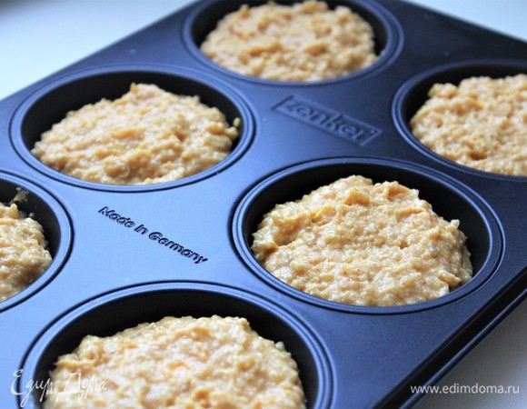 Распределить остальную часть теста. На фотографии видно, что тесто распределила почти до края. Оно тяжелое, не убежит. Аппетитно поднимается и образует румяную шапку.