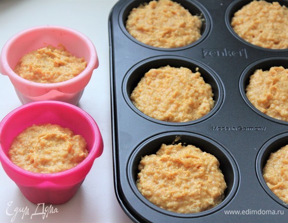 Две заготовки для маффина распределила в отдельные формочки. Выпекать при 180°C 25 минут.