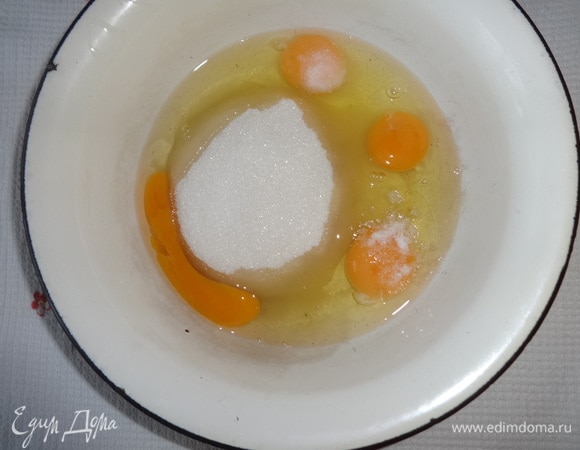 Яйца соединить с солью, сахаром, ванилином, взбить.