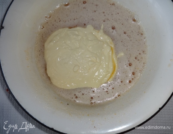 Добавить размягченный сливочный маргарин, еще раз взбить.