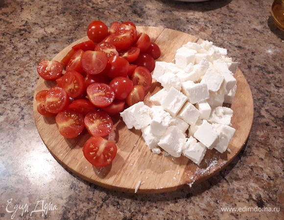 Помидоры черри разрезать пополам. Сыр фета нарезать кубиками.