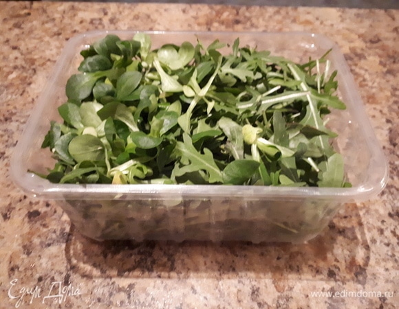 Подготовить любимую зелень. Я взяла салат корн и руколу.