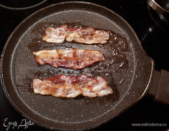 Бекон обжарить. Выложить сначала на салфетку, чтобы стек лишний жир.