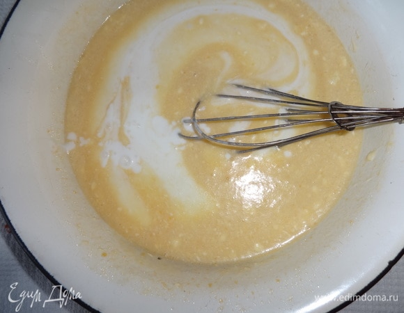 Добавить кефир, перемешать.