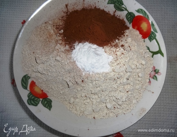 Соединить все сухие компоненты: 2 вида муки, соду, какао. Перемешать до однородного состояния. Просеять смесь через сито.
